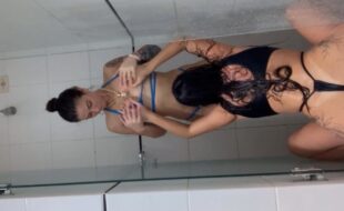 MC pipokinha rebolando pelada com sua amiga no banheiro